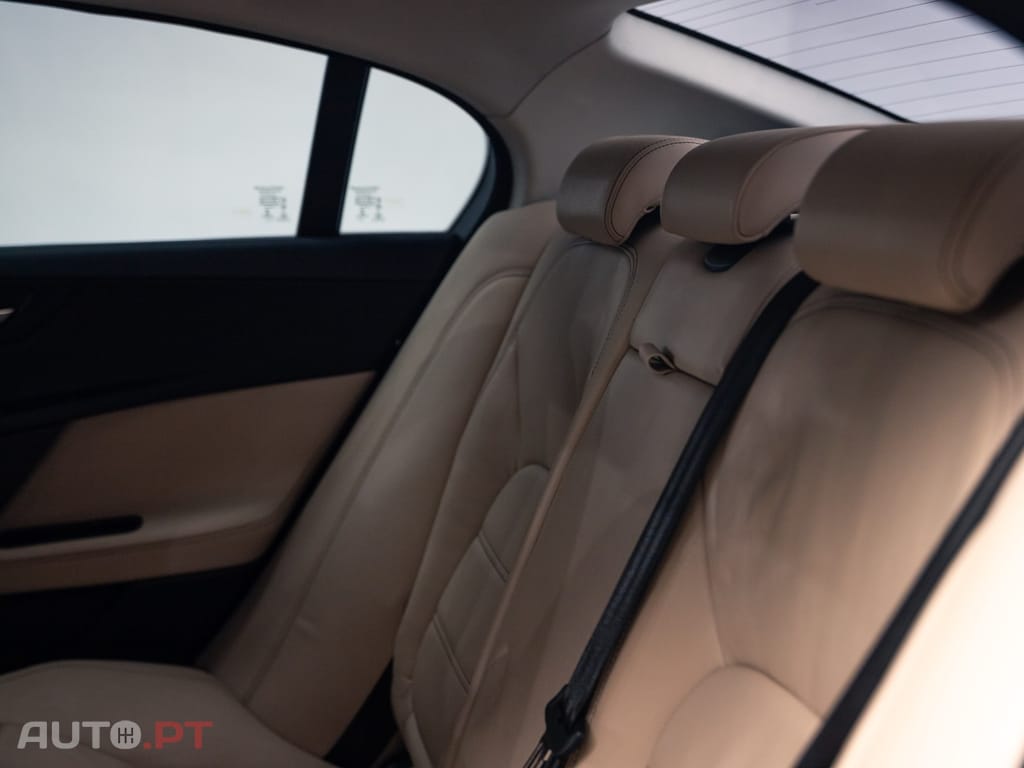 Jaguar XE 2.0 D Prestige Aut.