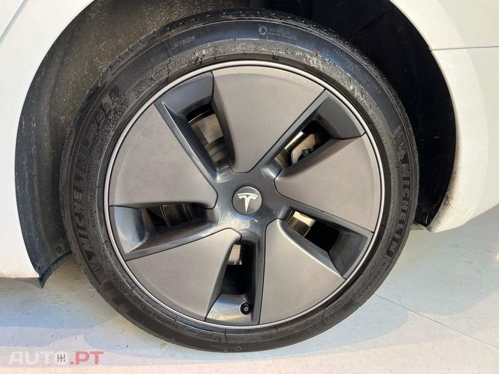 Tesla Model 3 Stander 