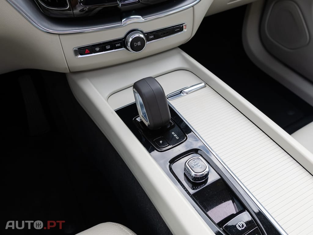 Volvo XC 60 2.0 B4 Momentum — fotografia 20