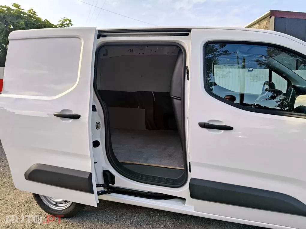 Peugeot Partner 1.2 PRO 110 CV L1H1 -