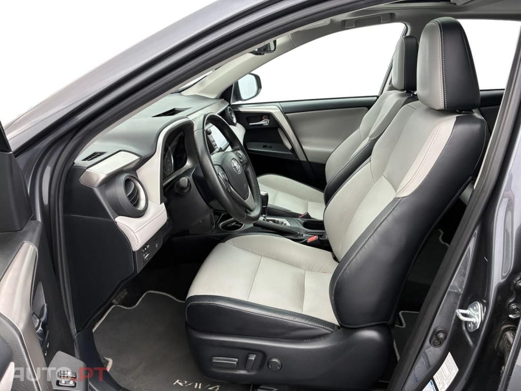 Toyota RAV4 2.5 HDF Lounge AWD-i
