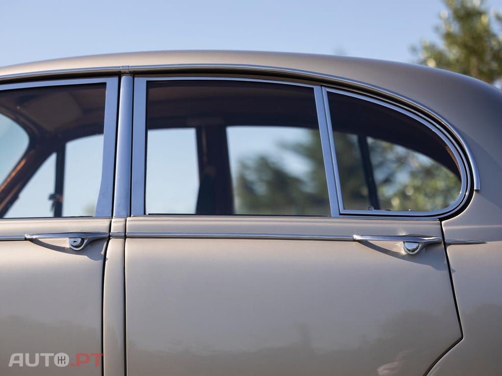 Jaguar S-Type 3.8