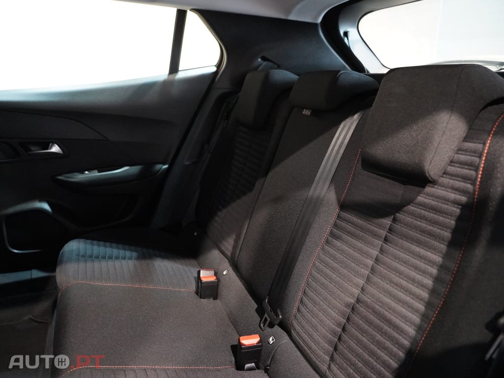 Peugeot E-2008 50 kWh Active