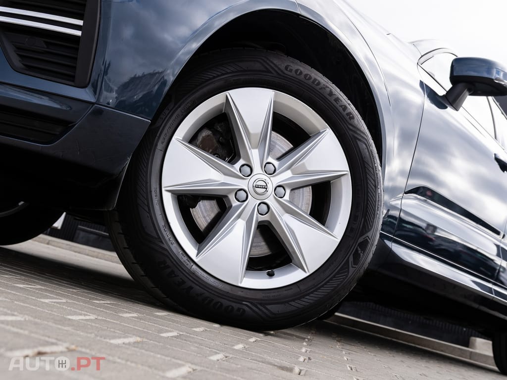 Volvo XC 60 2.0 B4 Momentum — fotografia 5