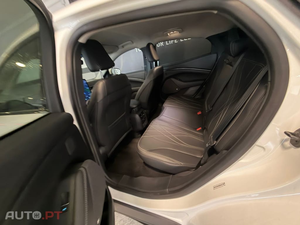 Ford Mustang Mach-E 75.7 kWh Base