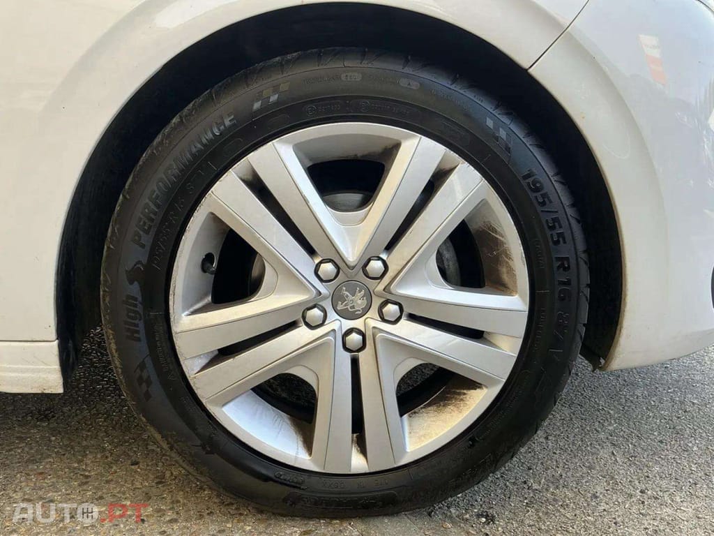 Peugeot 208 1.2 PureTech Allure EAT6