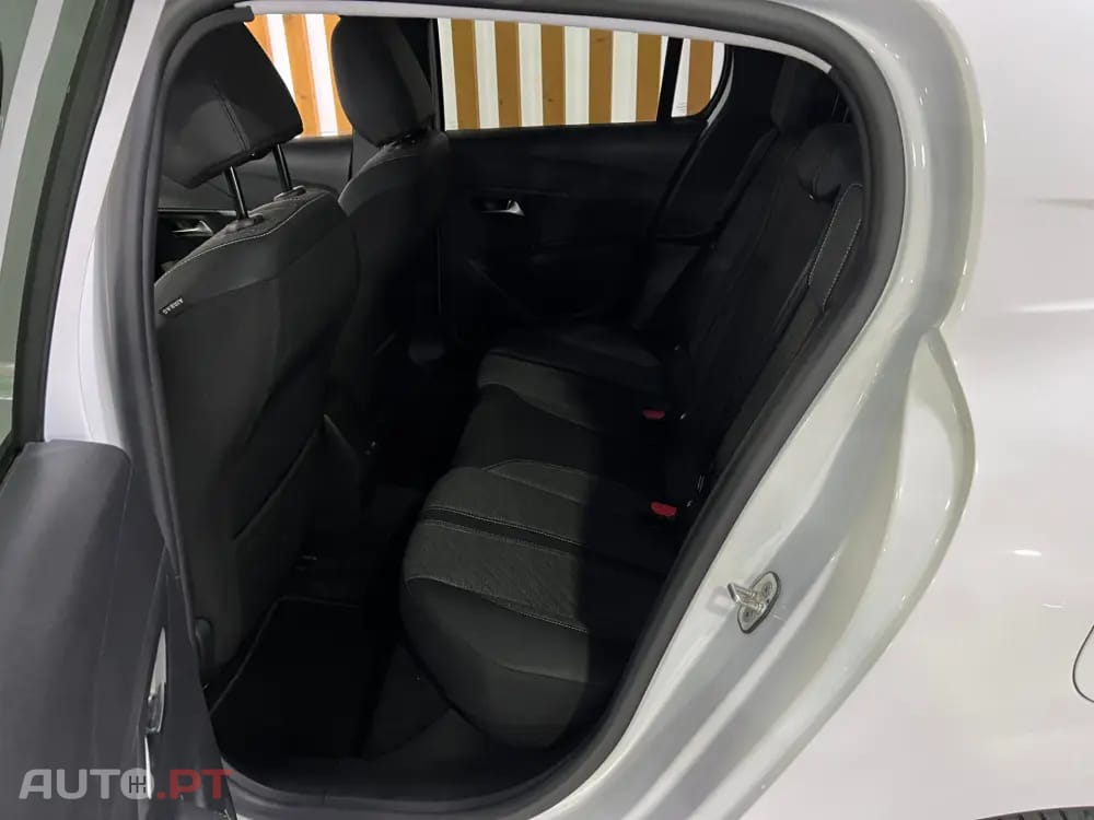 Peugeot 208 1.2 Hybrid Allure e-DCS6