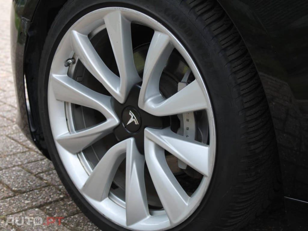 Tesla Model 3 Long-Range AWD