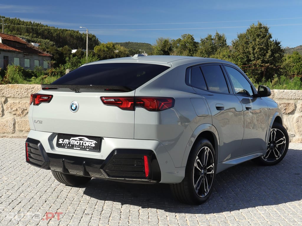 BMW iX2 eDrive20 Pack Desportivo M