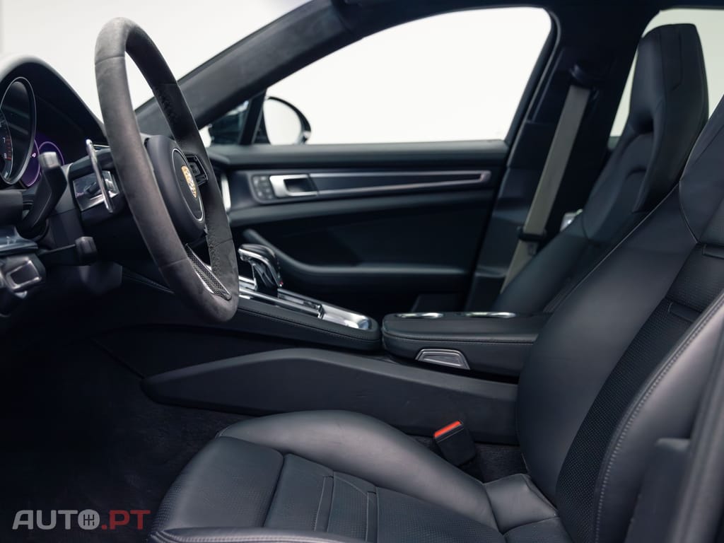 Porsche Panamera 4 E-Hybrid Platinum Edition