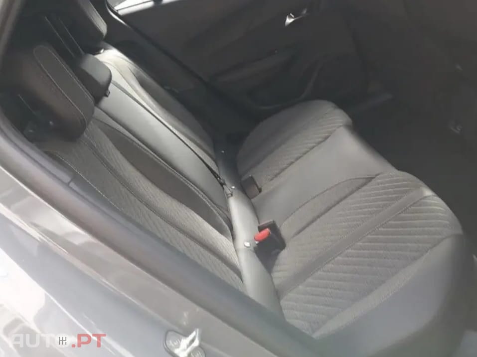 Peugeot E-2008 50 kWh Allure Pack