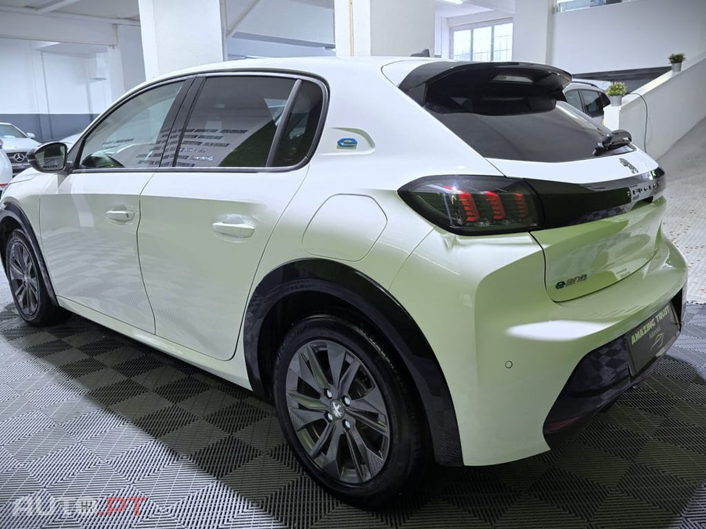 Peugeot E-208 50 kWh Allure Pack