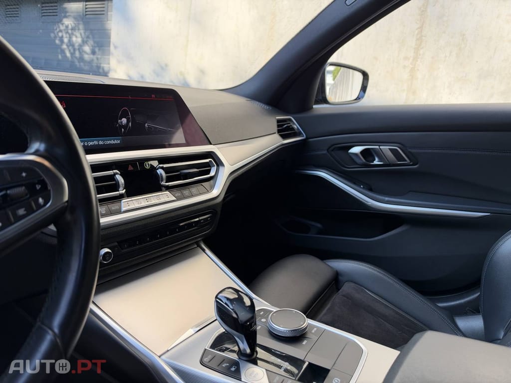 BMW 330 e Pack Desportivo M Pro Auto