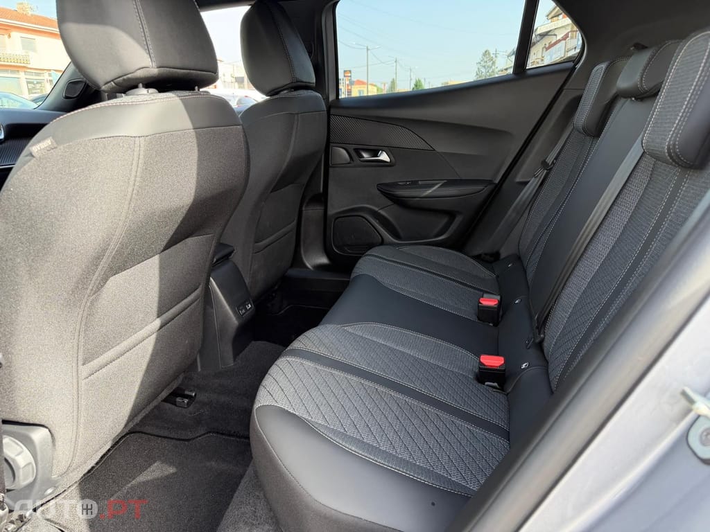 Peugeot 2008 1.2 Hybrid Allure e-DCS6