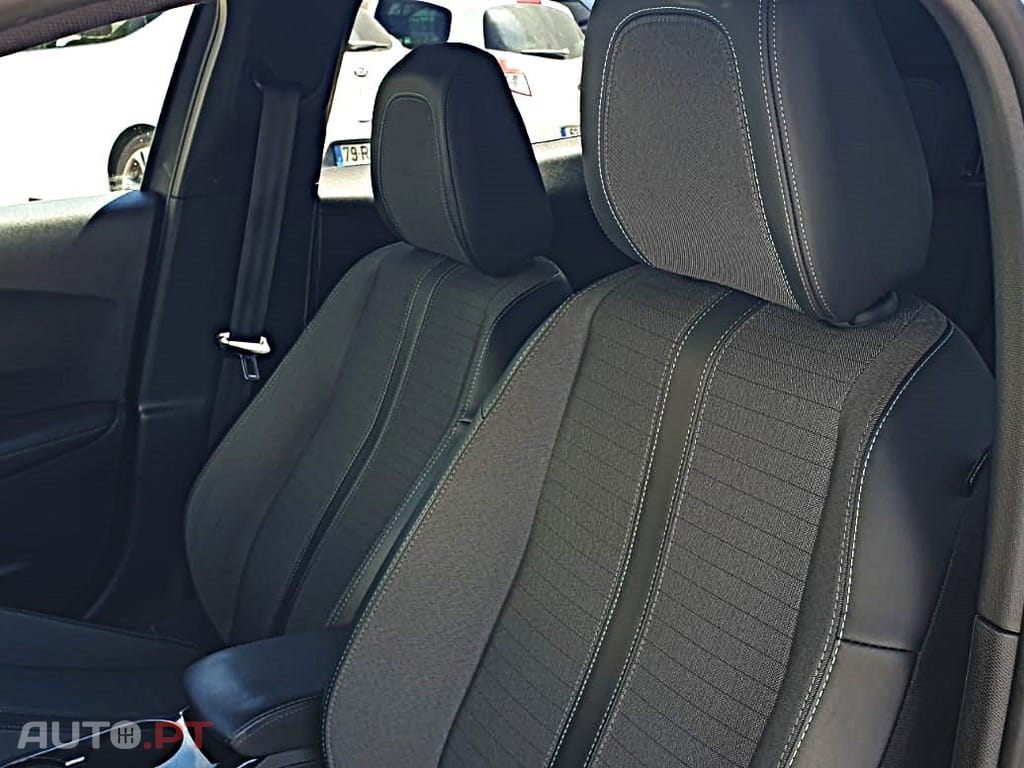 Peugeot 2008 1.2 PureTech Allure Pack EAT8