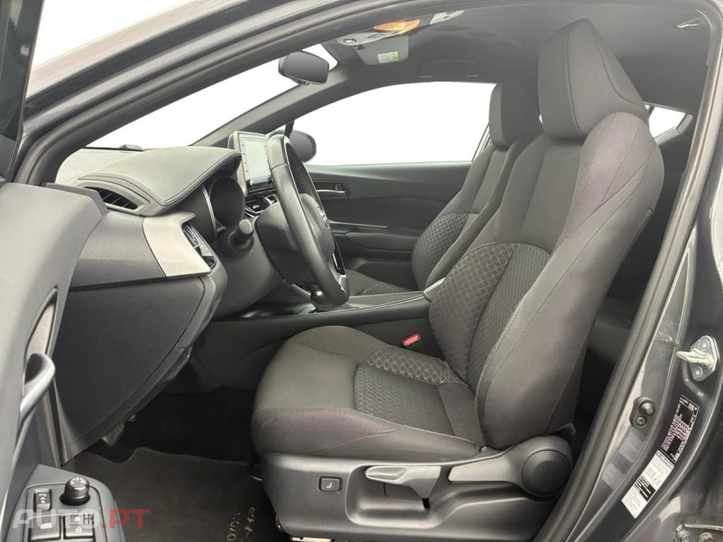 Toyota C-HR 1.8 Hybrid Dynamic Business Beyond