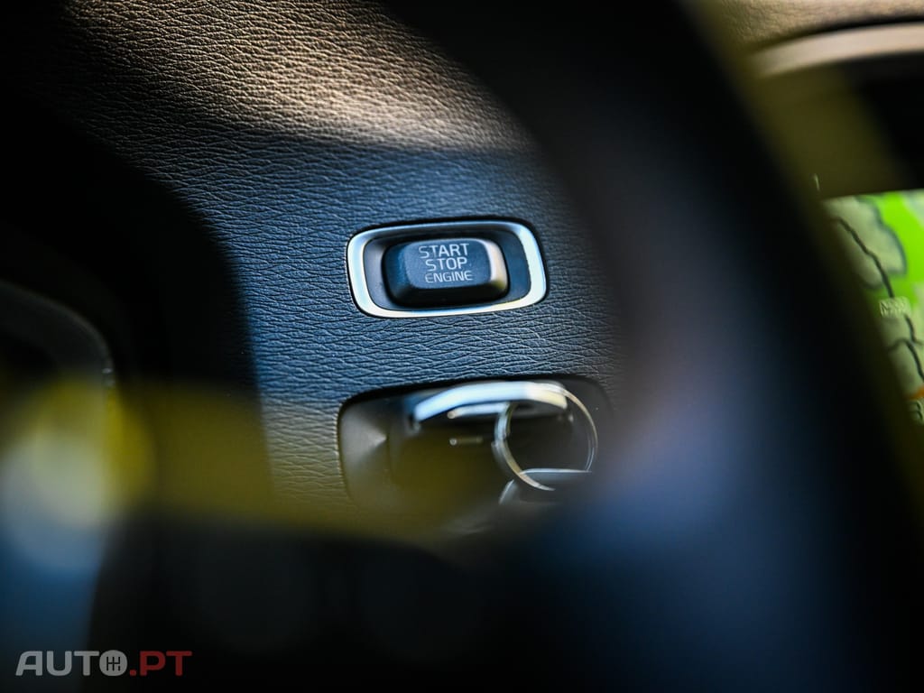 Volvo V60 2.4 D6 R-Design Momentum AWD Phev