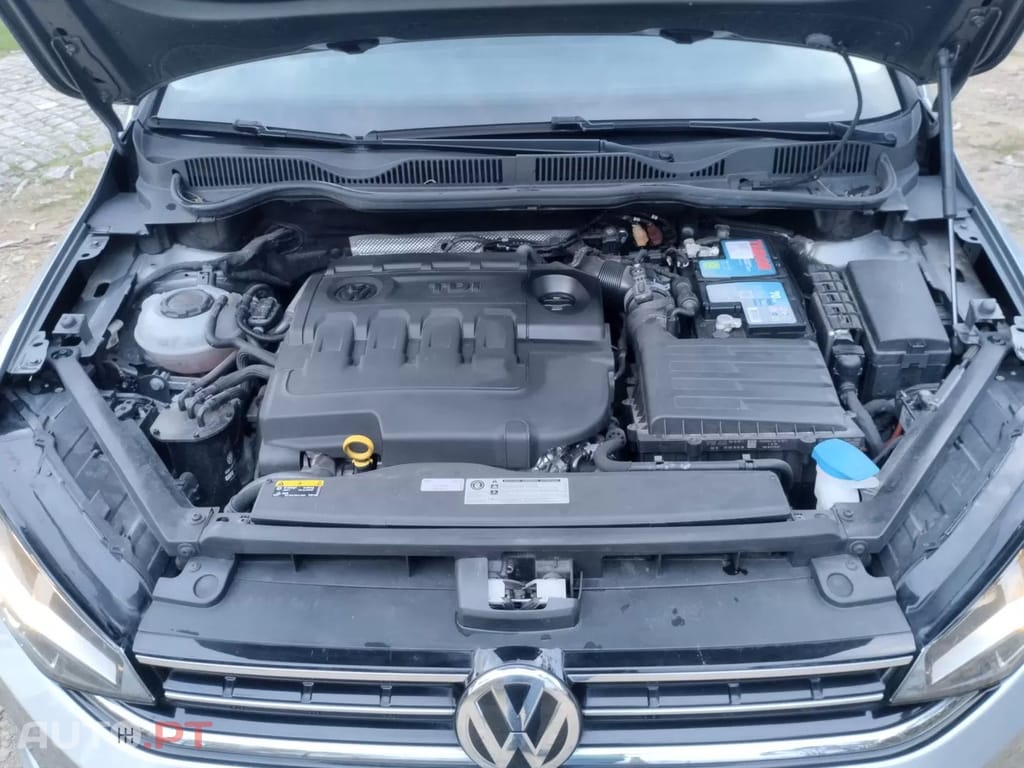 Volkswagen Golf 1.6 TDI Confortline — fotografia 30