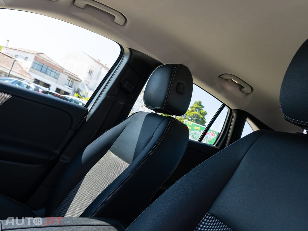 Mercedes-Benz GLA 180 d — fotografia 12