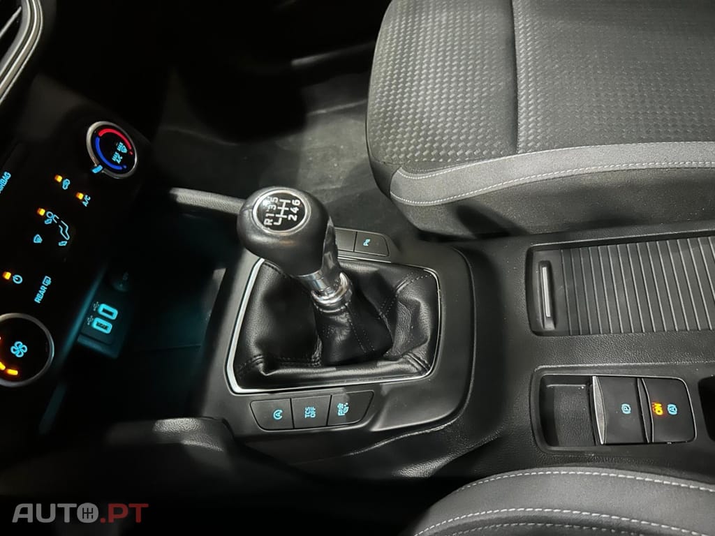 Ford Focus 1.5 TDCi EcoBlue Active — fotografia 16
