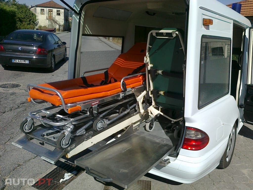 Mercedes-Benz E 220 CDi Ambulancia