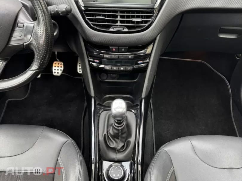 Peugeot 2008 1.2 PureTech Crossway