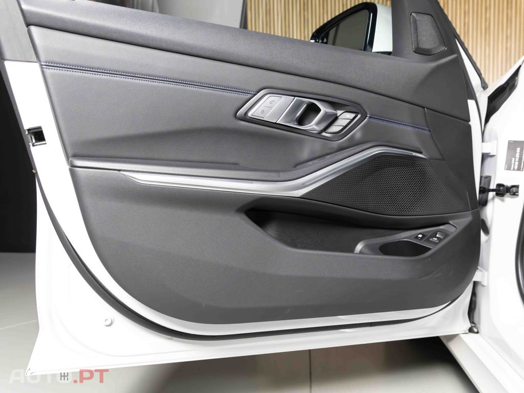 BMW 330 e Touring Pack Desportivo M Pro Auto