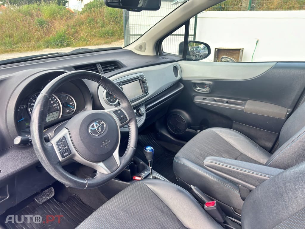 Toyota Yaris 1.5 HSD Square Collec.White