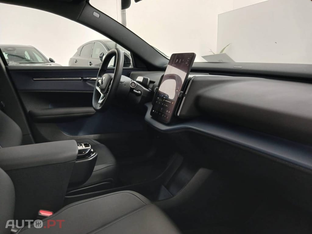 Volvo EX30 69 kWh Single Motor Extended Range Black Edition