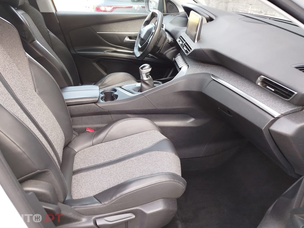 Peugeot 5008 1.2 PureTech Allure J18