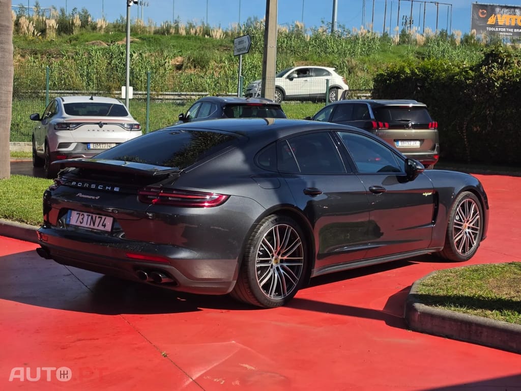 Porsche Panamera 4 E-Hybrid