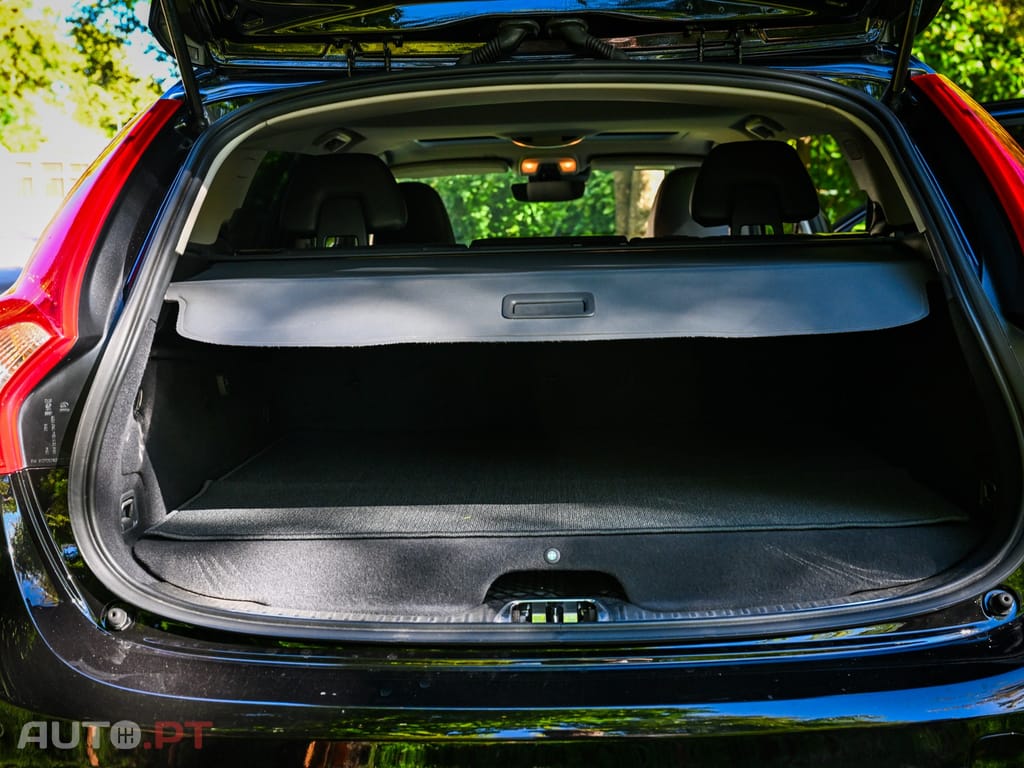 Volvo V60 2.4 D6 R-Design Momentum AWD Phev