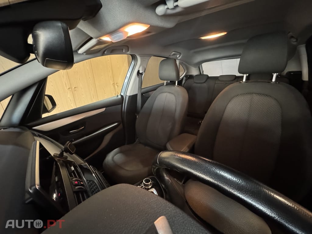 BMW 216 d Line Luxury Auto — fotografia 17