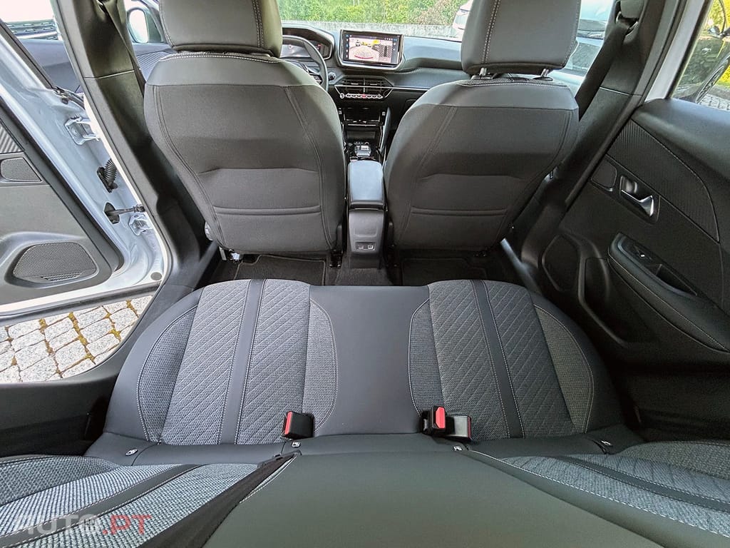 Peugeot E-2008 50 kWh Allure Pack