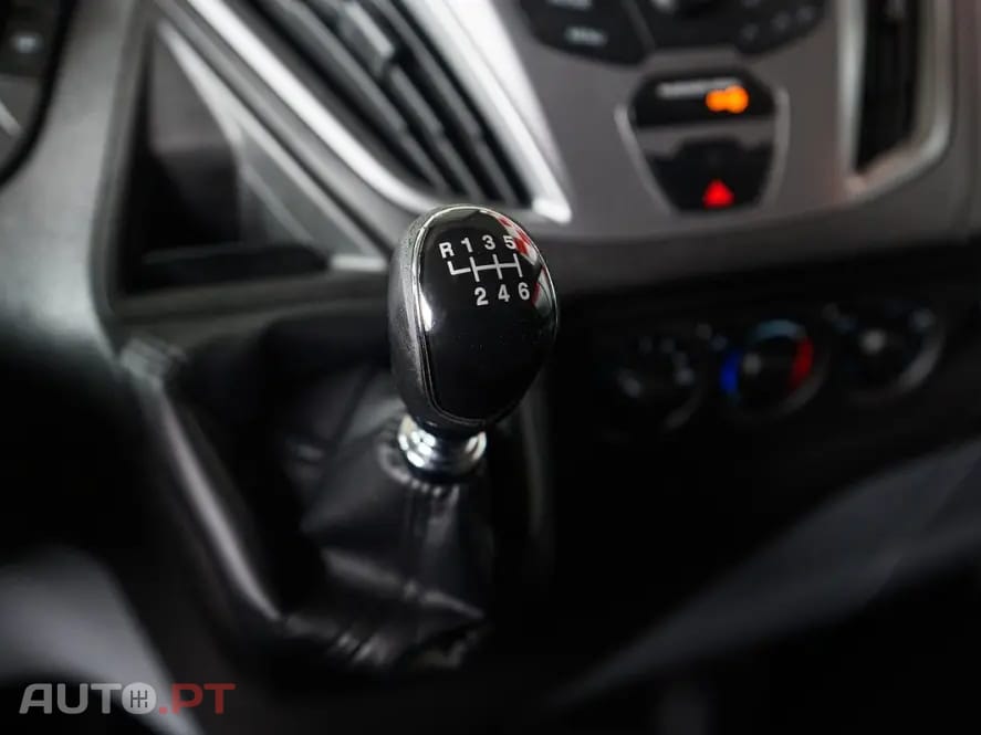 Ford Transit Custom Adaptada p/ 3 cadeiras de rodas