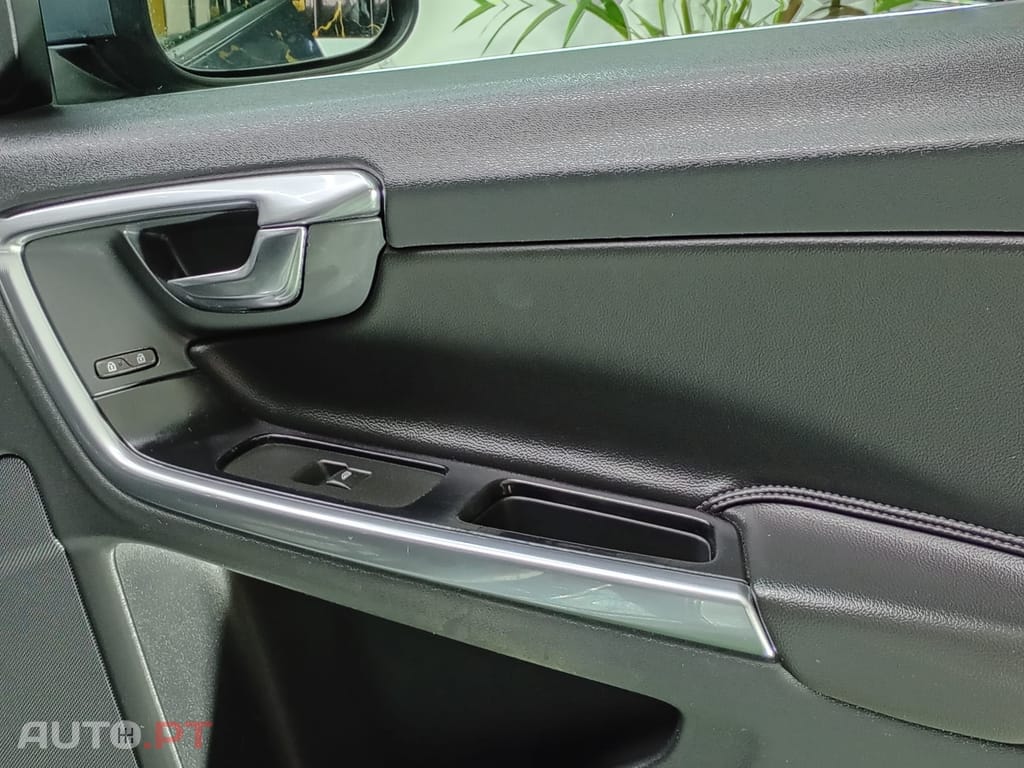 Volvo V60 2.0 D2 R-Design Momentum