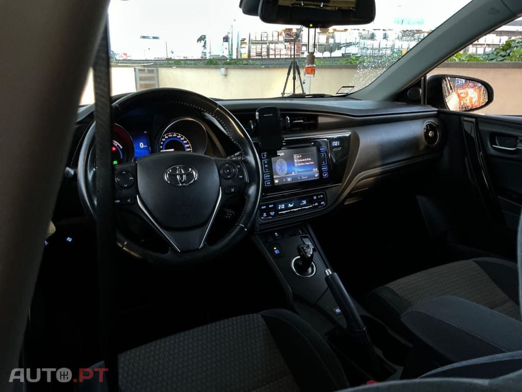 Toyota Auris 1.8 Hybrid Design Edition