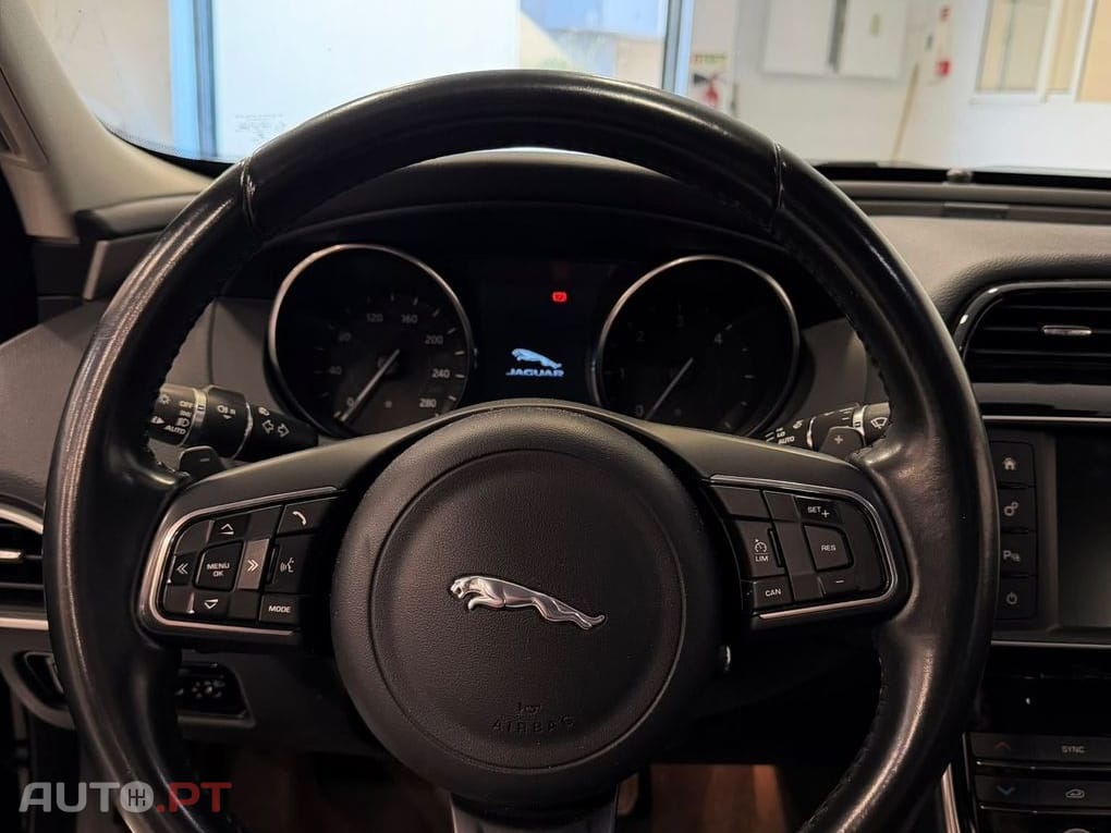 Jaguar XE 2.0 D Prestige Aut.