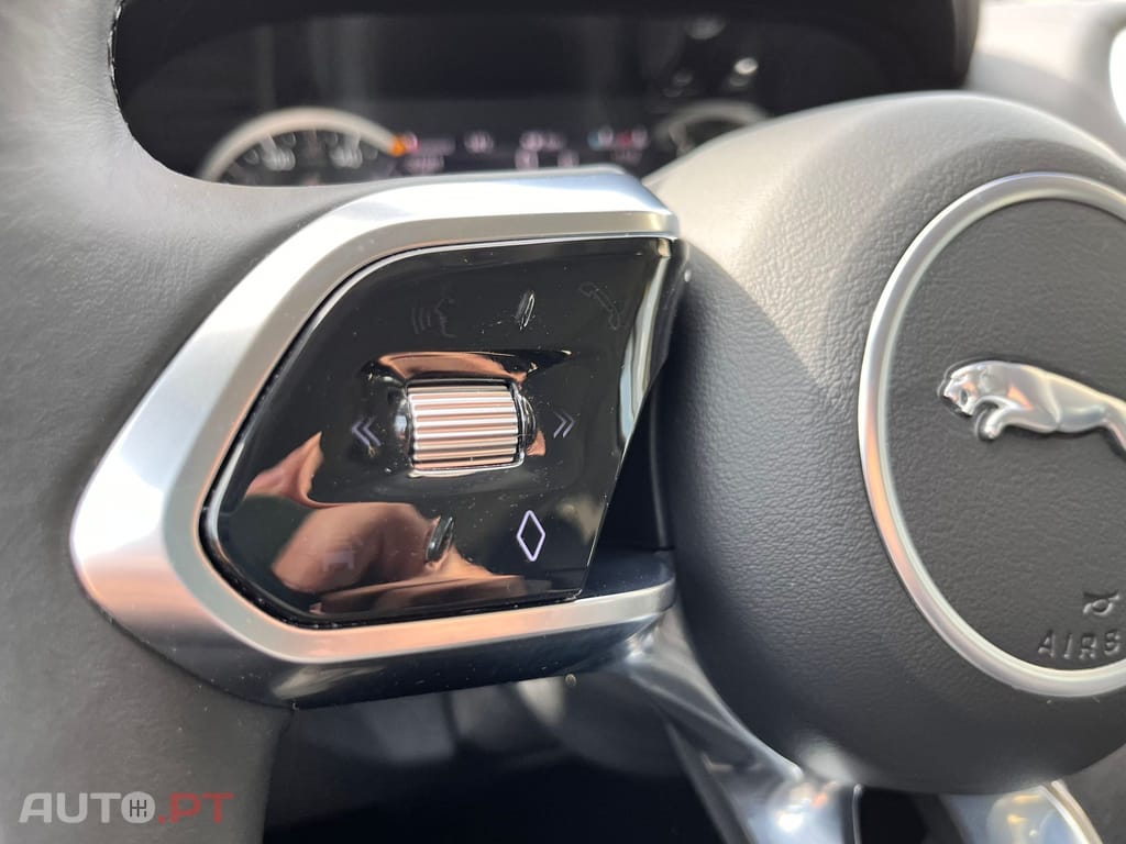 Jaguar XE 200d R Dynamic RED 