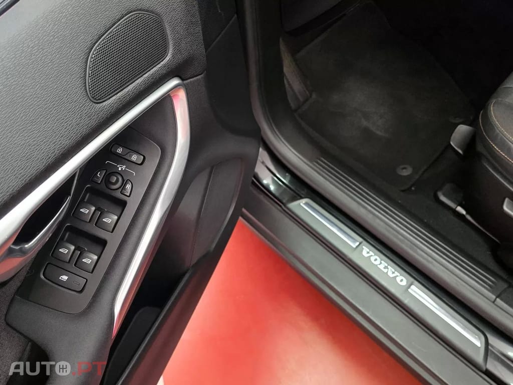 Volvo V40 2.0 D2 Momentum Geartronic — fotografia 17