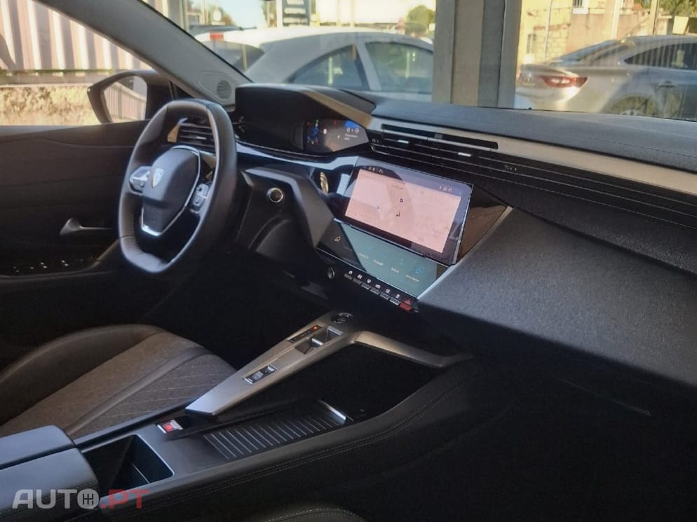 Peugeot 408 Plug-In Hybrid 180 e-EAT8 Allure