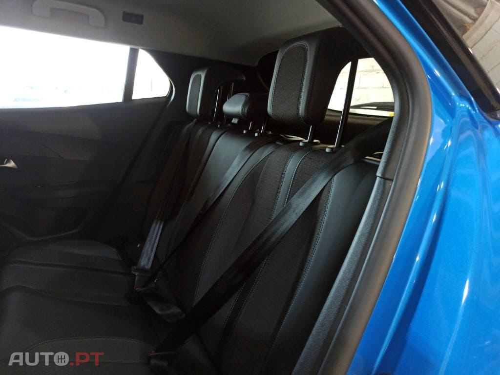 Peugeot E-2008 50 kWh Allure Pack