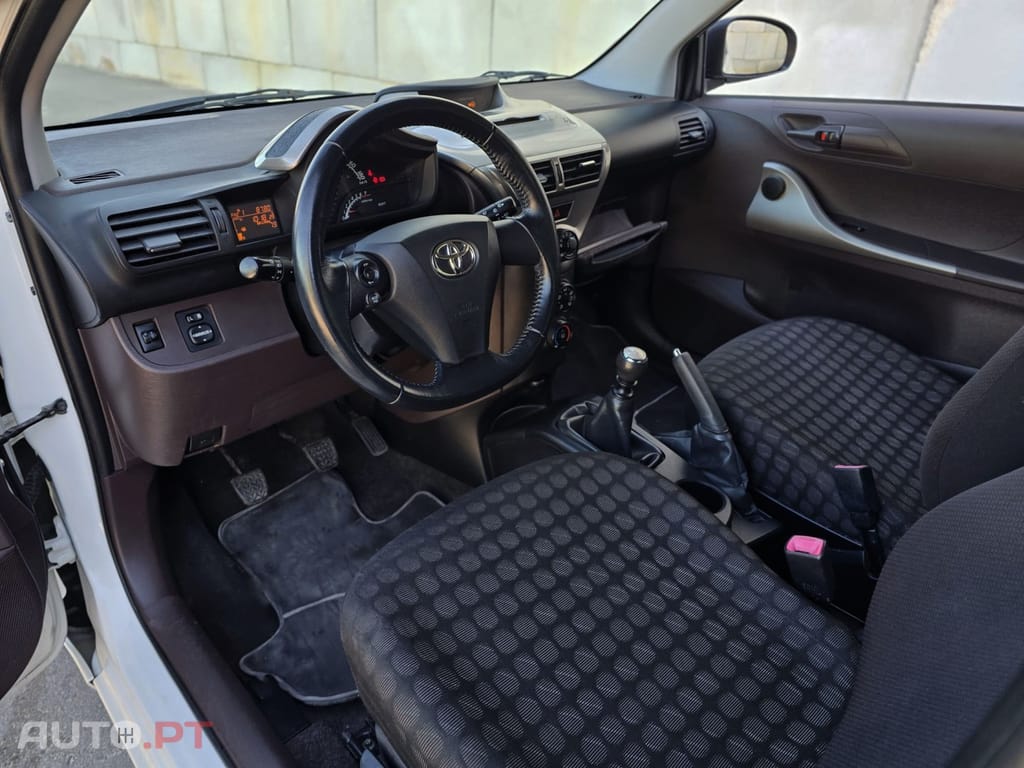 Toyota iQ 1.0 VVT-i