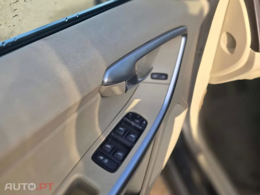 Volvo XC 60 2.4 D Momentum Geartronic — fotografia 11