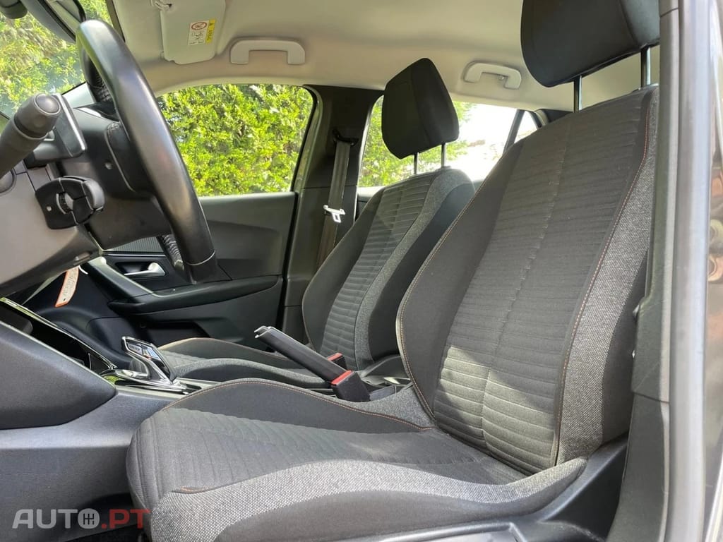 Peugeot 2008 1.2 PureTech Active Pack EAT8 — fotografia 6