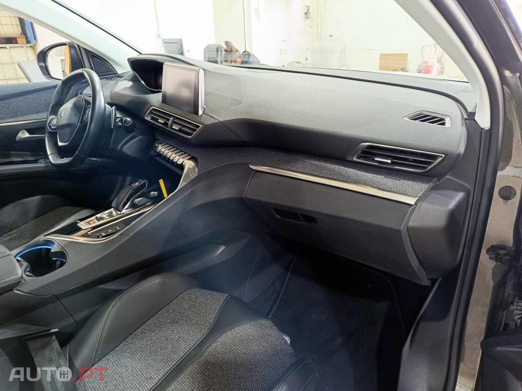 Peugeot 3008 1.6 Hybrid Allure e-EAT8