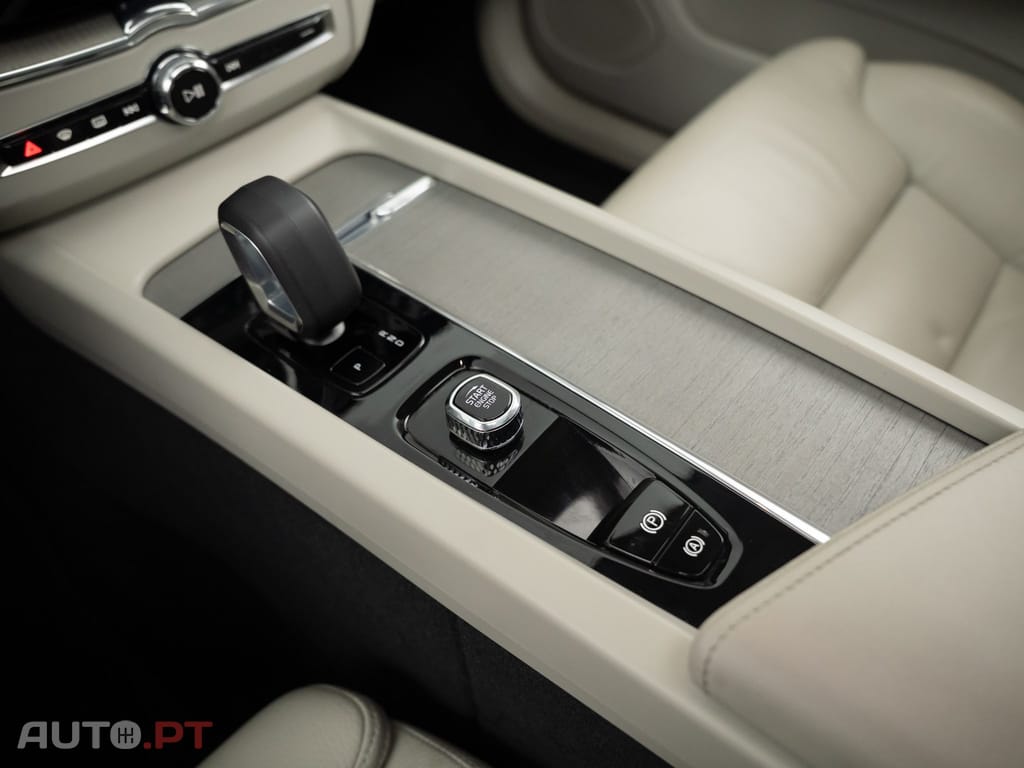 Volvo XC60 2.0 T6 PHEV Plus Bright AWD