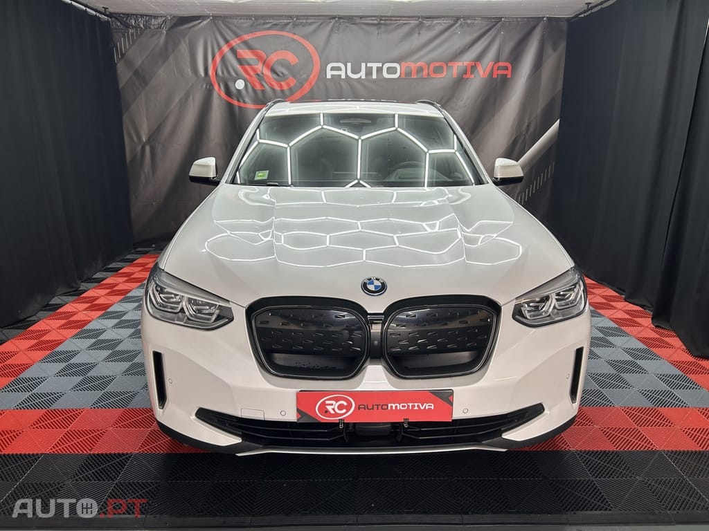 BMW iX3 Impressive Dark Shadow
