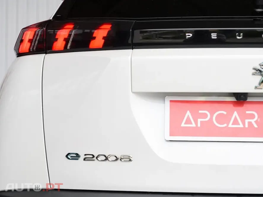 Peugeot E-2008 50 kWh Allure Pack