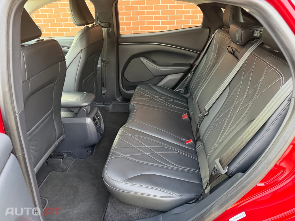 Ford Mustang Mach-E Standard • 75,7 kWh • 294 CV